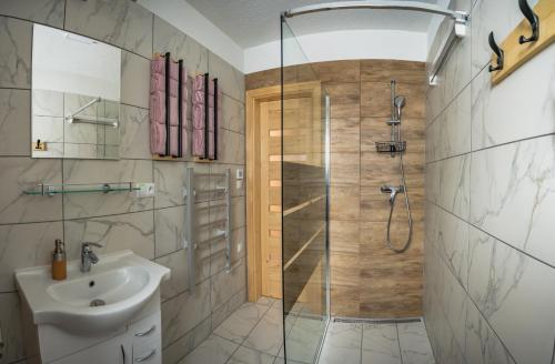 een badkamer met een douche en een wastafel bij Chata Jazorna in Liptovský Mikuláš