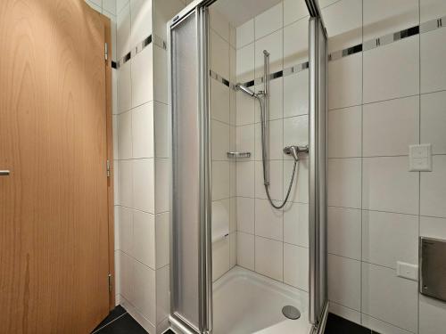 een douche met een glazen deur in de badkamer bij Felskinn 2. OG in Saas-Fee