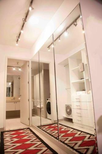 a large mirror in a room with a rug at Chic Miraflores AC HEATER 16th floor in Lima