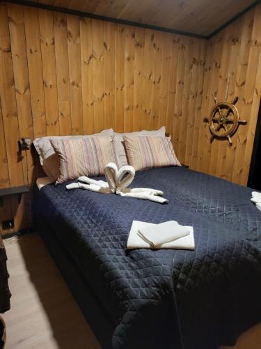 um quarto com uma cama com dois livros em Arctic Sealodge Malangen cabin 4 Sæterbergan 