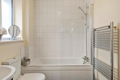 Ένα μπάνιο στο Lt Properties Unique Bungalow style Spacious one bedroom Apartment in Luton Town centre super size round bed Netflix