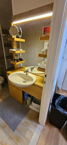 W łazience znajduje się umywalka i lustro. w obiekcie Bella vista w mieście Limone Piemonte