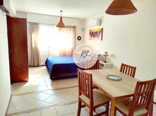 1 dormitorio con mesa, 1 cama y comedor en Departamento en Mendoza capital, pleno centro - Edificio Solar I en Mendoza