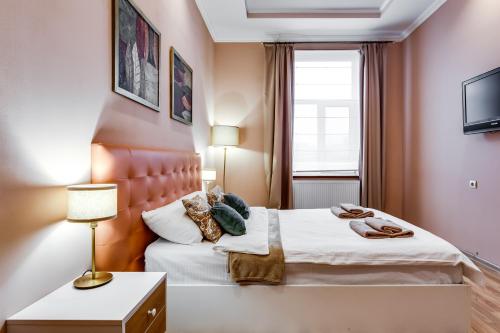 リヴィウにあるStylish Apartment - Ivana Franka Streetの小さなベッドルーム(ベッド1台、窓付)