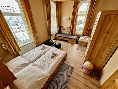 Un pat sau paturi într-o cameră la Penzion Manderlak