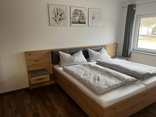 Tempat tidur dalam kamar di Ferienwohnung Black-Forest