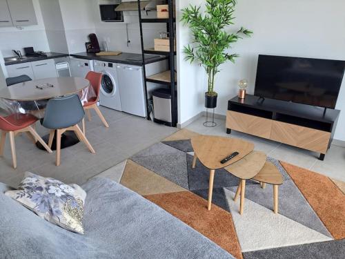 Iconic 652, T2 vue mer, bien équipé, centre port