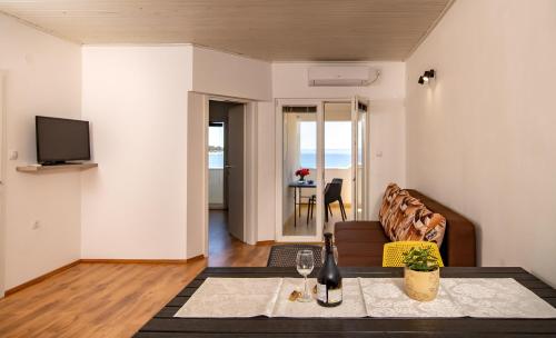 Area tempat duduk di Apartments & Rooms Fam Ribarić