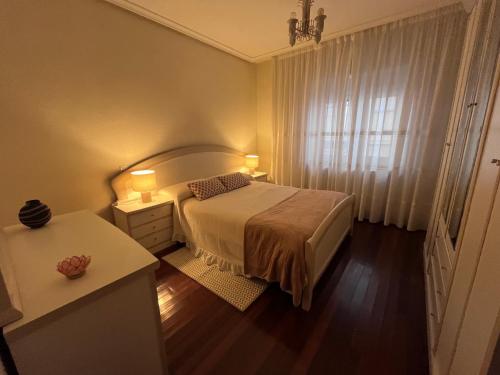 um pequeno quarto com uma cama e uma janela em Apartamento La Luz de Reinosa 3 em Reinosa
