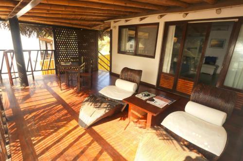 a living room with two chairs and a table at Makani Vichayito in Vichayito