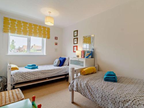 een slaapkamer met 2 bedden en een raam bij 2 Bed in Cromer DAIN8 in Northrepps