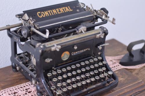 an old typewriter sitting on top of a table at Niebuhrs Hotel in Friedrichsdorf