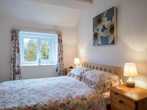 a bedroom with a bed and a window at 2 Bed in Ashford in the Water PK932 in Great Longstone