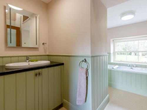 a bathroom with a sink and a mirror at 2 Bed in St Andrews 45668 in Ladybank
