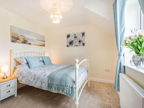 a bedroom with a white bed and a window at 1 Bed in Bakewell 88085 in Bakewell