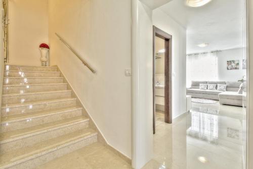 佔巴拉提拉的住宿－Villa Dolce Vita，房屋内带楼梯的白色走廊