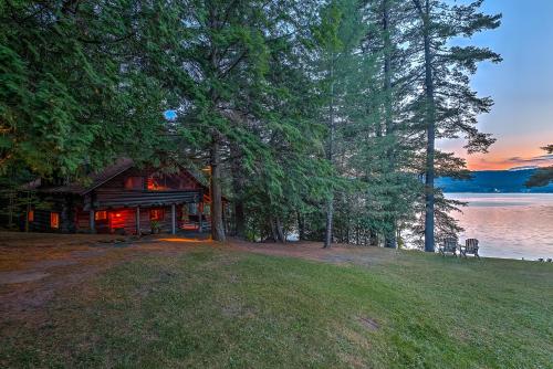 une maison sur la rive d'une masse d'eau dans l'établissement Ripplecove Hotel & Spa, à Ayer's Cliff