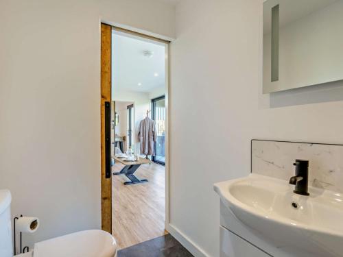y baño con lavabo y espejo. en 1 Bed in Worcestershire 89033, en Abberley
