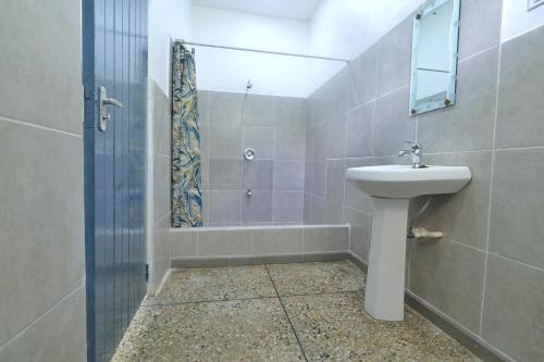 y baño con aseo, lavabo y ducha. en Cozy 1-Bed Apt in Whim Estate-near Scarborough, en Scarborough