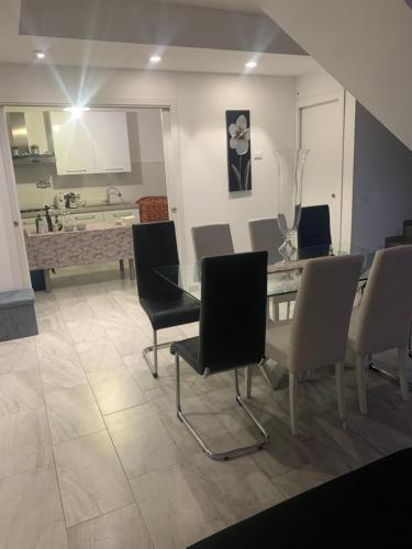 a dining room with a glass table and chairs at Villa in affitto in Ragalna