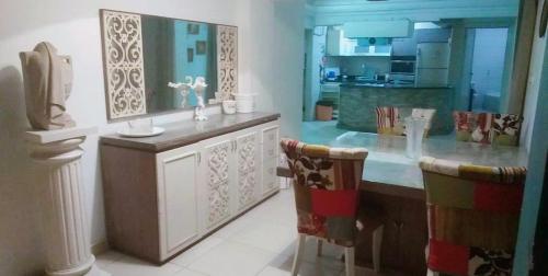uma cozinha com um balcão e duas cadeiras em Helmeya Apartment with Touristic Views no Cairo