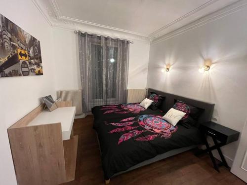 ein kleines Schlafzimmer mit einem Bett und einem Schreibtisch in der Unterkunft Appt 2ch, gare 2 mn, Paris 15 mn in Villeneuve-Saint-Georges
