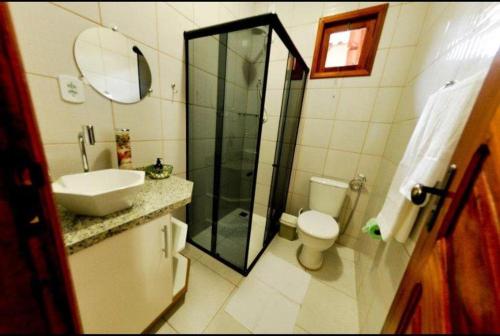 阿爾特做超的住宿－Pousada Cunhantã，带淋浴、卫生间和盥洗盆的浴室