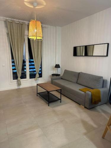 - un salon avec un canapé et une table dans l'établissement Maxipau, à Tolède
