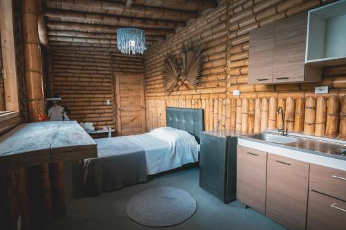 1 dormitorio con 1 cama en una pared de madera en Apartamento campestre para pareja en Manizales en Manizales