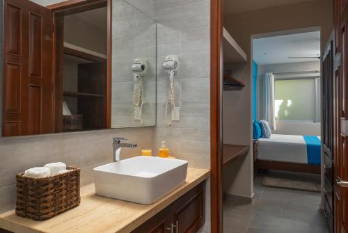bagno con lavandino e specchio di Blue Veleta a Tulum