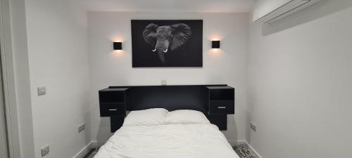 1 dormitorio con 1 cama y una foto de un elefante en Home away from home!, en Yate