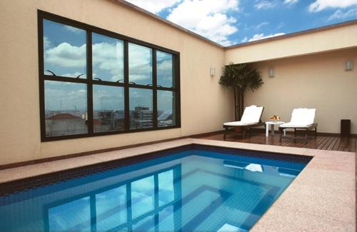 a swimming pool with a view of a building at Luz Plaza São Paulo in São Paulo