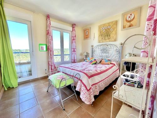 1 dormitorio con 1 cama y 2 ventanas en CASA TRINIDAD, en Huelva