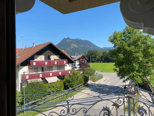 - un balcon offrant une vue sur un bâtiment et une rue dans l'établissement Im Allgäu Daheim, à Blaichach