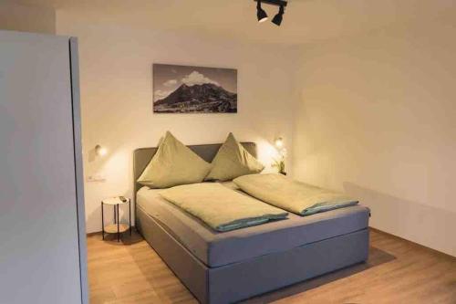 Postel nebo postele na pokoji v ubytování Ferienwohnung im Allgäu-sonnigen Balkon und Alpenpanorama, 5 min zum See