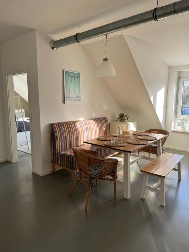 sala de estar con mesa y sofá en Gemütliche Wohnung mit 2 Schlafzimmern auf 75 qm, en Kürnach
