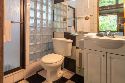 uma casa de banho com um WC e um lavatório em Talamanca Nature Reserve em Rivas