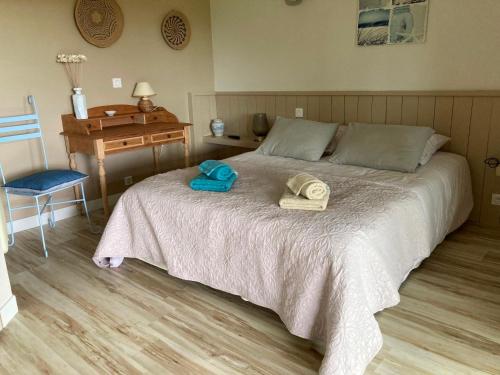 1 dormitorio con 1 cama con 2 toallas en LE CLOS DE BAJARDAN, en Couloumé-Mondébat