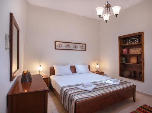 Postel nebo postele na pokoji v ubytování Feneri Traditional House Apt 1- 20' from Elafonisi beach