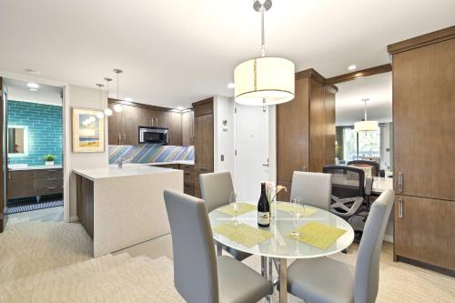 Un comedor y una cocina con mesa y sillas. en Brooks Beach Vacations Villa C205 Oceanside, en Oceanside
