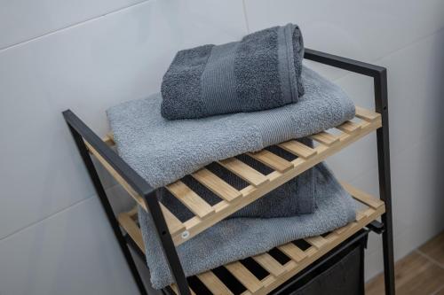 un mucchio di asciugamani seduti su uno scaffale di Apartment Sara a Belgrado