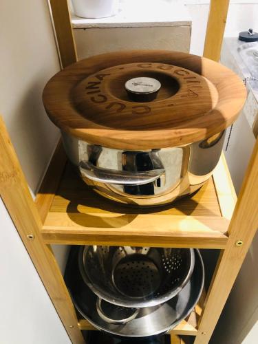- une cafetière assise sur une étagère en bois dans l'établissement Habitation CASSIOPEE, à Paris