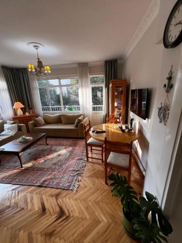 Posezení v ubytování Very Close to Bosphorus, Beautiful 2 rooms 1 salon flat, excellent location