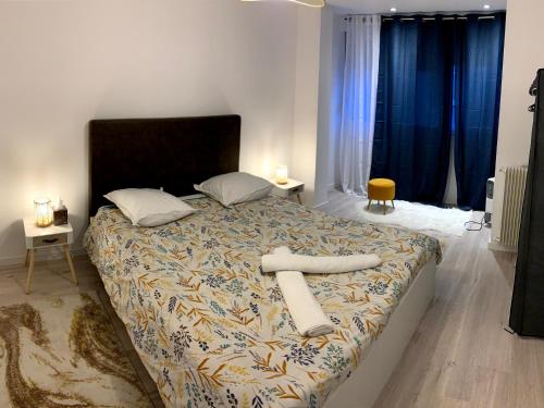 - une chambre avec un grand lit et un grand oreiller dans l'établissement KEZA's Apartment - Strasbourg, à Strasbourg