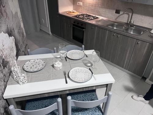 A kitchen or kitchenette at Nina's house 3 , a 300 metri dal mare
