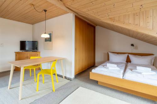 a room with a bed and a table and a bed and a bed at Haus in den Wiesen in Burgberg