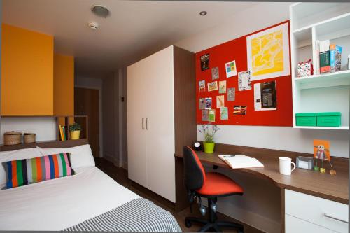 エディンバラにあるUnite Students - Sugarhouse Close - Royal Mileのベッドルーム1室(デスク、ベッド1台、デスク付)
