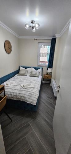 a bedroom with a bed and a window at White rezidence II in Curtea de Argeş