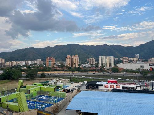 a view of a city with buildings and mountains at Apartamento Diagonal a Hesperia y Dunas in Naguanagua