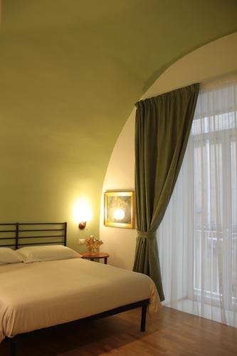 ナポリにあるA Casa Nostraのベッドルーム1室(ベッド1台、大きな窓付)